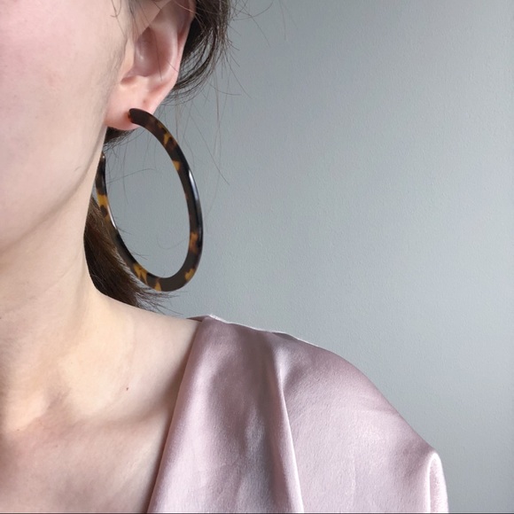 Restock Large Brown Tortoise Resin Hoop Earrings - Picture 3 of 5